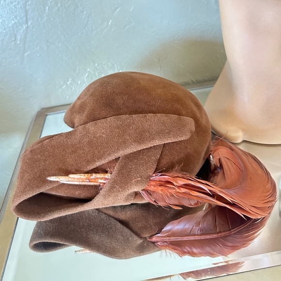 FASHIONABLE 1950s' RUSTY BROWN VELOUR FELT HAT + BOW + CURLY FEATHERS - Picture 9 of 12